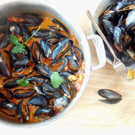 Spicy Tomato Garlic Mussels