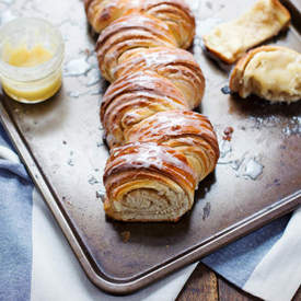 Cinnamon Roll Pull Apart Bread