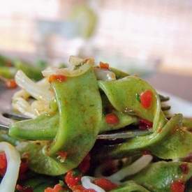 Spinach Pasta with Red Pepper Sauce