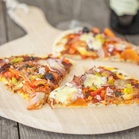 Pizza mozzarella with ham and peppers