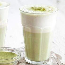 Green tea latte (matcha latte)